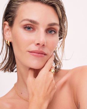 Philippa Studios Wave Satin Hoops Large, forgylt sølv, børstet overflate.