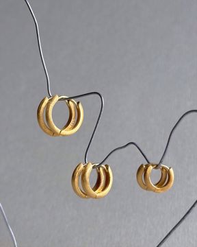 Philippa Studios Classic Satin Hoops Small. Forgylt sølv, børstet overflate. 