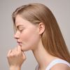 Enamel Copenhagen Lola Bold Øreringer Blush. Forgylt sølv med emalje. Vist på modell. 