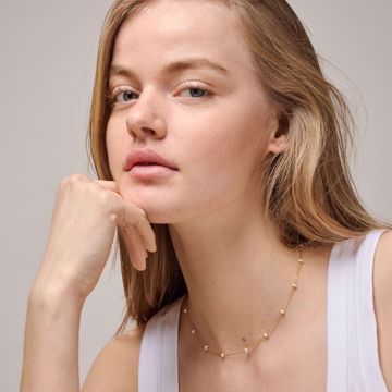 Enamel Copenhagen Lola Bold Halskjede Daisy. Forgylt sølv med kremfargede emaljekuler. 