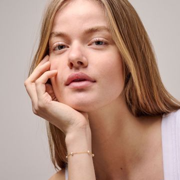 Enamel Copenhagen Lola Bold Armbånd Daisy. Forgylt sølv med emaljekuler. 