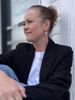 Maria Black Omotesande Cider Øredobb. Forgylt sølv med zirkonia. Vist på modell. 