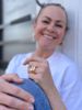 Maria Black Us Three Signet Ring Gold. Forgylt sølv med zirkonia. Vist på modell. 