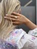 Maanesten Goddess Ring Blonde Agat. 925 sterlingsølv belagt med 18K gull. Blonde Agat. Vist på modell. 