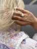 Maanesten Goddess Ring Blonde Agat. 925 sterlingsølv belagt med 18K gull. Blonde Agat. Vist på modell. 