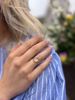 Maanesten Goddess Ring Phrenite. 925 sterlingsølv belagt med 18K gull. Vist på modell. 