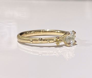 Noën Jewellery Shine Ring - 585 gult gull med hvit safir og gule diamanter 0,06 ct. TWVS