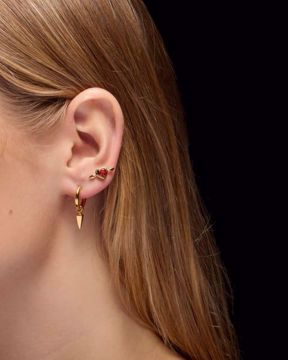 Maria Nilsdotter Øredobb Pierced Heart - 925 forgylt sølv, granat. Vist på modell. 