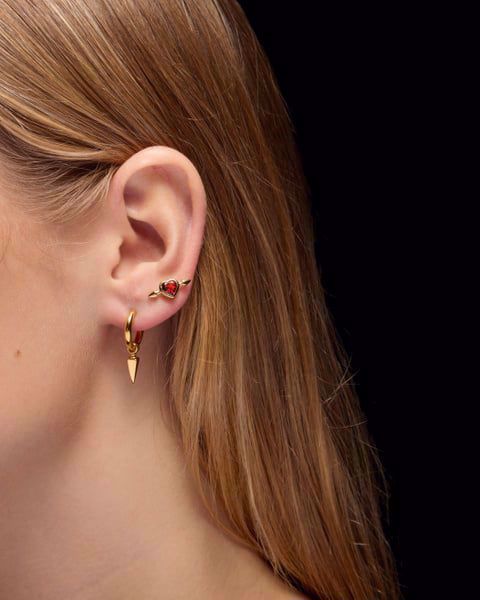 Maria Nilsdotter Øredobb Pierced Heart - 925 forgylt sølv, granat. Vist på modell. 