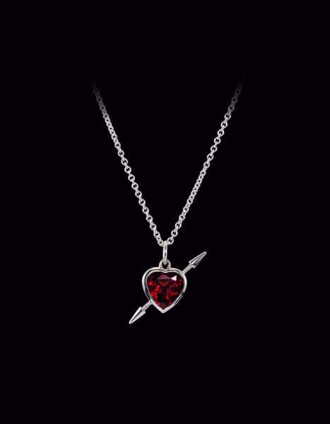Maria Nilsdotter Halskjede Rebel Love - 925 sølv med rød granat. 