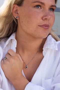 Diamantøredobber, rosett med safir - 585 hvitt gull 0,20 ct. WSI.