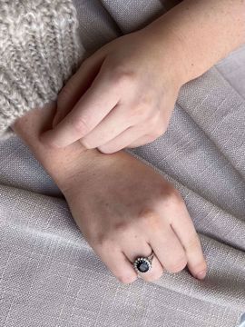 Diamantring, rosett med sort safir - 585 hvitt gull 0,08 ct. WSI.