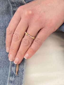 Ring i 585 gult gull med rosa, blå og gule safirer.