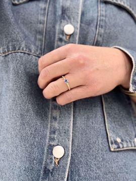 Ring i 585 gult gull med blå, gul og rosa safir.