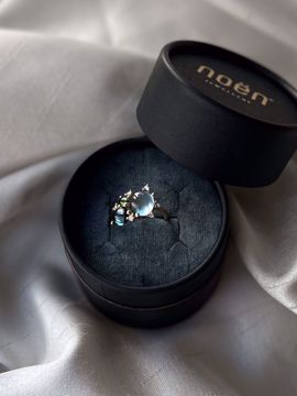 Noën Jewellery Stellini Ring 585 gull med blå topaser, turmalin og diamanter. 0,20 ct. TWVS.