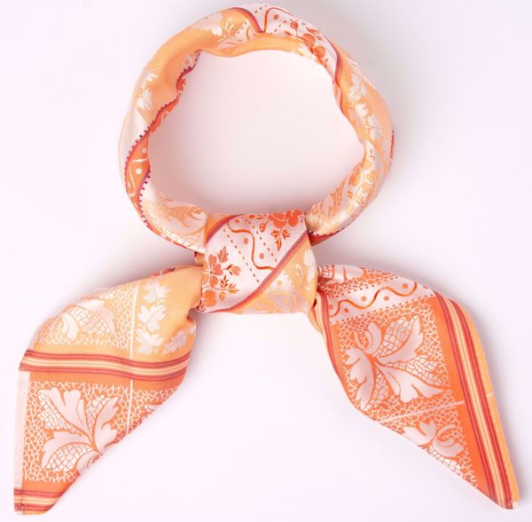 Tyrihans Lise Silkeskjerf, 70x70 cm. 100% silke. Vist knyttet. 