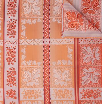 Tyrihans Lise Silkeskjerf, 70x70 cm. 100% silke. Vist knyttet. 