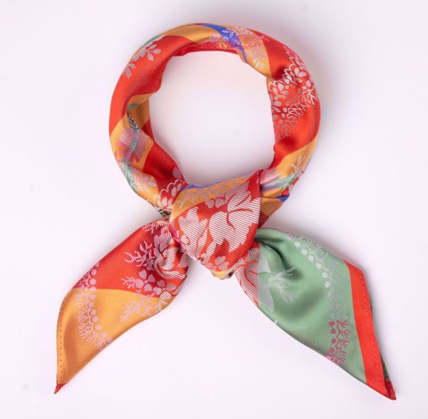 Tyrihans Madeleine Silkeskjerf. 75 x 75 cm. Vist knyttet.