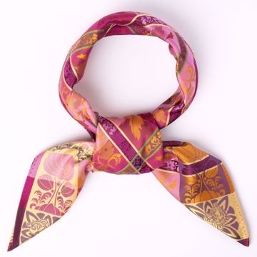 Tyrihans Mimmi Silkeskjerf. 70x70 cm. Vist knyttet. 