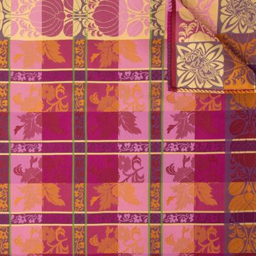 Tyrihans Mimmi Silkeskjerf. 70x70 cm. Vist knyttet. 