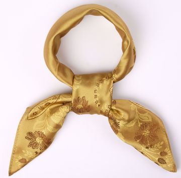 Tyrihans Tuva Silkeskjerf. 70x70 cm. 100% silke. Vist knyttet. 