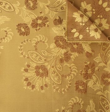 Tyrihans Tuva Silkeskjerf. 70x70 cm. 100% silke. Vist knyttet. 