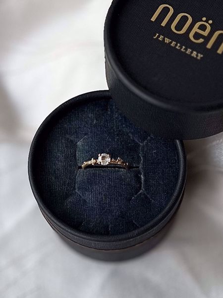 Noën Jewellery Shine Ring 585 gult gull med hvit safir og gule diamanter 0,06 ct. TWVS