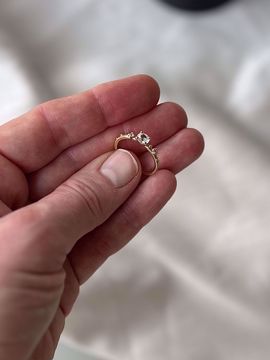 Noën Jewellery Shine Ring 585 gult gull med hvit safir og gule diamanter 0,06 ct. TWVS