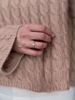 Noën Jewellery Shine Ring 585 gult gull med hvit safir og gule diamanter 0,06 ct. TWVS. Modellbilde. 