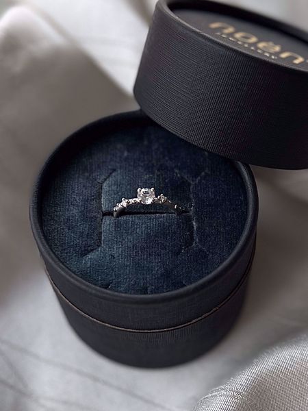 Noën Jewellery Shine Ring 585 hvitt gull med hvit safir og diamanter 0,06 ct. TWVS.  
