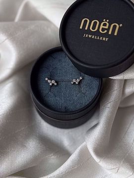 Noën Jewellery Sparkle Diamantøredobber - 585 hvitt gull 0,36 ct. TWVS. Modellbilde.