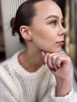 Noën Jewellery Sparkle Diamantøredobber - 585 hvitt gull 0,36 ct. TWVS. Modellbilde.