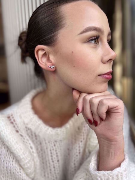 Noën Jewellery Sparkle Diamantøredobber - 585 hvitt gull 0,36 ct. TWVS. Modellbilde.