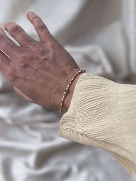 Noën Jewellery Shine Armring - 585 gult gull med rosa, blå og gule safirer. Modellbilde. 