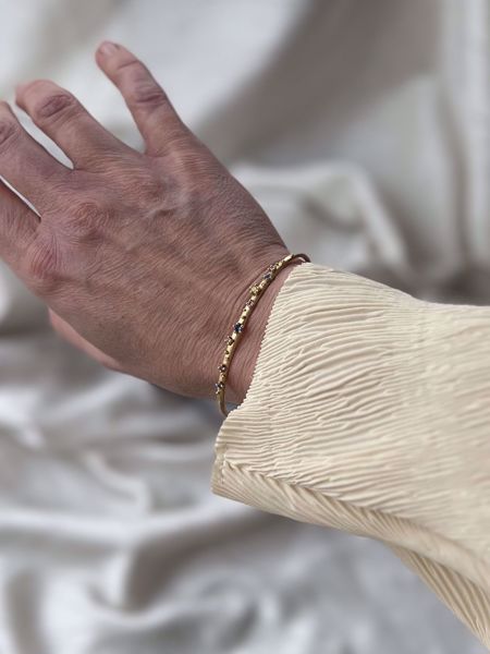 Noën Jewellery Shine Armring - 585 gult gull med rosa, blå og gule safirer. Modellbilde. 