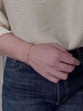 Noën Jewellery Shine Armring - 585 gult gull med rosa, blå og gule safirer. Modellbilde. 