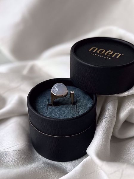 Noën Jewellery Globe Diamantring - 585 gult gull med kalsedon og diamant 0,10 ct. TWVS. 