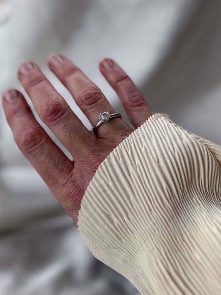 Noën Jewellery Love Diamantring - 585 hvitt gull 0,50 ct. TWVS. Modellbilde. 