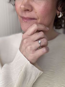 Noën Jewellery Love Diamantring - 585 hvitt gull 0,50 ct. TWVS. Modellbilde. 