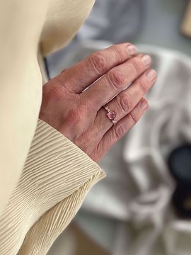 Noën Jewellery Stellini Diamantring med Rosa Turmalin - 585 gult gull 0,15 ct. TWVS