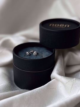 Noën Jewellery Princess Diamantøredobber, rosett - 585 hvitt gull 0,44 ct. TWVS