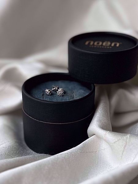 Noën Jewellery Princess Diamantøredobber, rosett - 585 hvitt gull 0,44 ct. TWVS