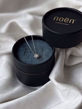 Noën Jewellery Princess Halskjede, rosett - 585 hvitt gull 0,50ct. TWVS