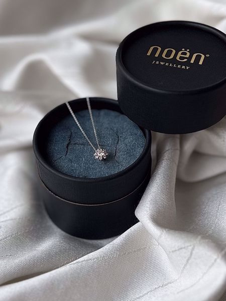 Noën Jewellery Princess Halskjede, rosett - 585 hvitt gull 0,50ct. TWVS