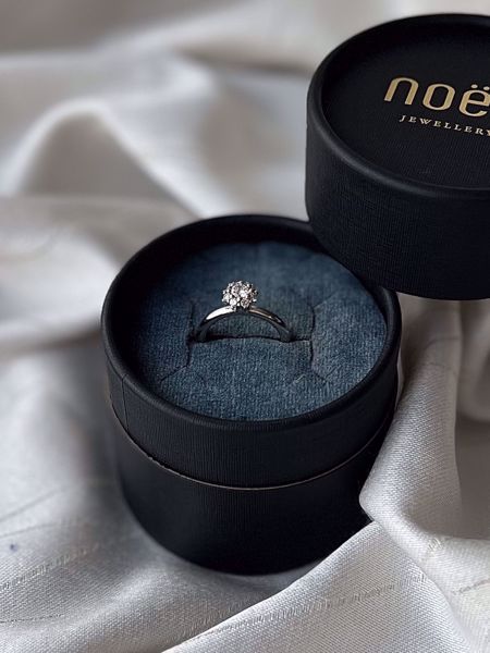 Noën Jewellery Princess Diamantring, rosett - 585 hvitt gull 0,50 ct. TWVS