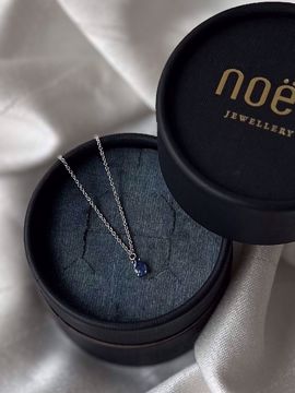 Noën Jewellery Shine Safir-anheng  - 585 hvitt gull, 42 + 3 cm.