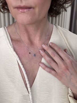 Noën Jewellery Shine Safir-anheng  - 585 hvitt gull, 42 + 3 cm.