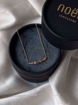 Noën Jewellery Shine Halskjede med rosa, blå og gule safirer - 585 gult gull
