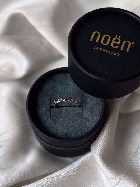Noën Jewellery Shine Ring med Safirer - 585 hvitt gull. 