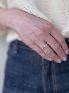 Noën Jewellery Shine Ring med Safirer - 585 hvitt gull. 